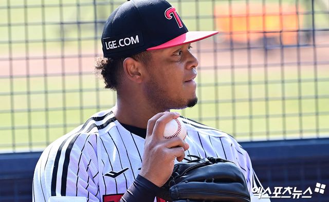 LG 트윈스 외국인 투수 엘리에이저 에르난데스가 21일 서울 잠실야구장에서 열린 2025 신한 SOL Bank KBO리그 두산 베어스와의 팀 간 7차전에 선발등판, 4이닝 5피안타 2볼넷 4탈삼진 4실점으로 부진했다. 사진 엑스포츠뉴스 DB