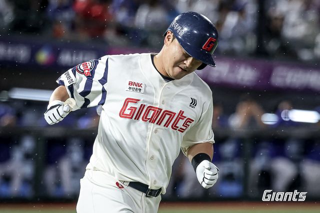 롯데 자이언츠 정훈이 지난 20일 부산 사직야구장에서 열린 삼성 라이온즈전에서 홈런을 친 뒤 기뻐하고 있다. 롯데 자이언츠