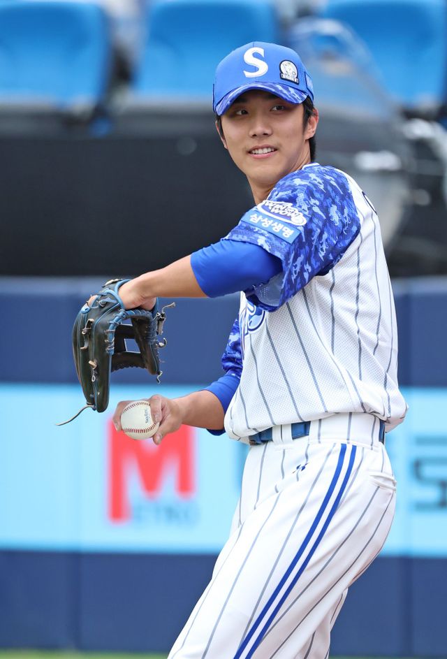 삼성 라이온즈 이재현이 올해 정규시즌 경기에 출전해 공을 잡은 뒤 미소 짓고 있다. 이재현은 21일 부산 롯데 자이언츠전 선발 명단에서 제외됐다. 햄스트링 불편감 때문이다. 삼성 라이온즈