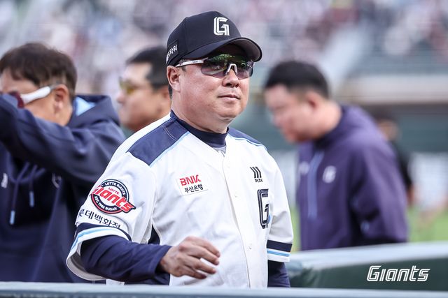 롯데 자이언츠 김태형 감독이 올해 정규시즌 경기에서 승리한 뒤 미소 짓고 있다. 롯데 자이언츠