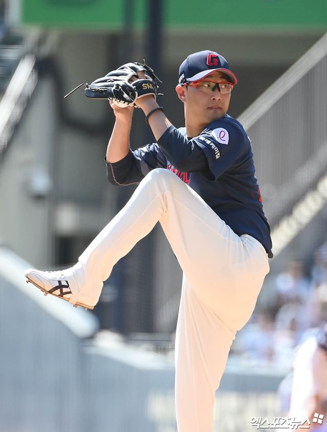 롯데 자이언츠 선발투수 박세웅이 올해 정규시즌 경기에 등판해 투구하고 있다. 엑스포츠뉴스 DB