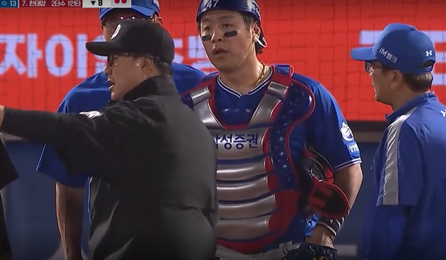 삼성 라이온즈 포수 강민호가 지난 20일 부산 사직야구장에서 열린 롯데 자이언츠와의 경기 도중 심판진에게 무엇인가를 항의하고 있다. TVING 중계 화면 캡처