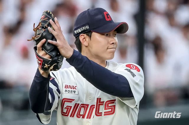 롯데 자이언츠 좌완 파이어볼러 유망주 홍민기가 18일 부산 사직야구장에서 열린 2025 신한 SOL Bank KBO리그 한화 이글스와의 팀 간 9차전에 선발등판, 4이닝 1실점 호투로 팀 연패 탈출에 힘을 보탰다. 사진 롯데 자이언츠