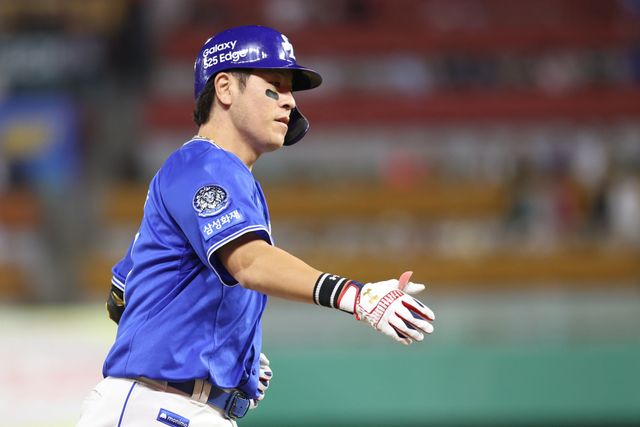 삼성 라이온즈 포수 강민호가 올해 정규시즌 경기에 출전해 홈런을 친 뒤 베이스를 돌고 있다. 삼성 라이온즈