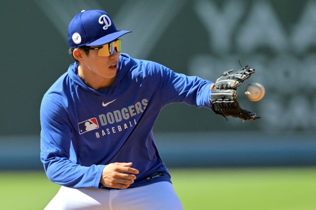 다저스는 21일 오전 11시10분 미국 캘리포니아주 로스앤젤레스의 다저스타디움에서 2025 메이저리그 워싱턴 내셔널스와의 홈경기를 치른다. 다저스 야수 김혜성은 상대 선발로 왼손 투수가 등판하자 어김없이 선발 라인업에서 제외됐다. 김혜성은 4할을 넘나드는 높은 타격감에도 불구하고 상대 투수로 좌완이 등장하면 플래툰 시스템에 따라 어김 없이 빠진다. 덕아웃에서 대타나 대주자, 대수비 출격을 기다리게 됐다. 연합뉴스