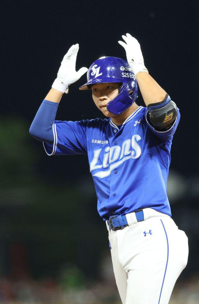 삼성 라이온즈 양도근이 올해 정규시즌 경기에 출전해 세리머니하고 있다. 양도근은 21일 부산 롯데 자이언츠전에 유격수로 선발 출전한다. 삼성 라이온즈