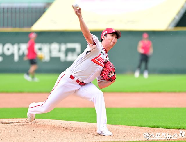 21일 오후 인천SSG랜더스필드에서 열린 '2025 신한 SOL Bank KBO리그' KIA 타이거즈와 SSG 랜더스의 경기, 경기 전 SSG 문승원이 라이브 피칭을 하고 있다. 인천, 김한준 기자
