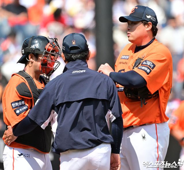 18일 오후 대전 한화생명 볼파크에서 열린 '2025 신한 SOL Bank KBO리그' SSG 랜더스와 한화 이글스의 경기, 2회초 2사 1,2루 한화 양상문 투수코치가 마운드를 방문해 류현진과 대화를 나누고 있다. 엑스포츠뉴스DB