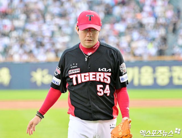 3일 오후 서울 송파구 잠실야구장에서 열린 '2025 신한 SOL Bank KBO리그' KIA 타이거즈와 두산 베어스의 경기, 5회말 수비를 마친 KIA 양현종이 더그아웃으로 향하고 있다. 엑스포츠뉴스 DB