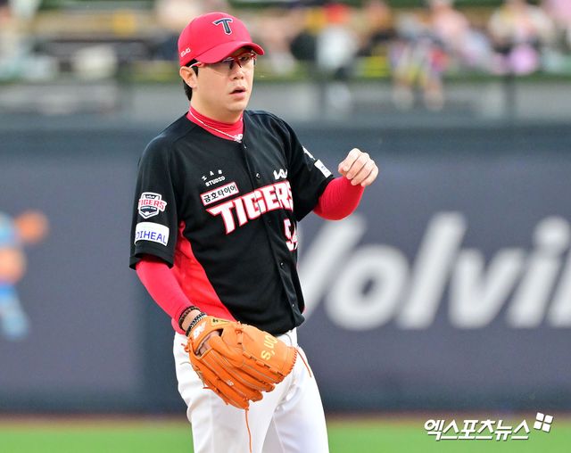 22일 오후 수원KT위즈파크에서 열린 '2025 신한 SOL Bank KBO리그' KIA 타이거즈와 KT 위즈의 경기, 1회말 KIA 선발투수 양현종이 투구 준비를 하고 있다. 엑스포츠뉴스 DB