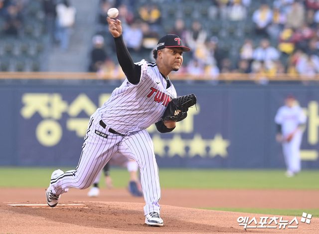 LG 트윈스 외국인 투수 엘리에이저 에르난데스가 21일 서울 잠실야구장에서 열린 2025 신한 SOL Bank KBO리그 두산 베어스와의 팀 간 7차전에 선발등판, 4이닝 5피안타 2볼넷 4탈삼진 4실점으로 부진했다. 사진 엑스포츠뉴스 DB