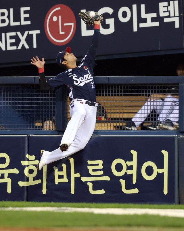 두산 베어스 내야수 강승호가 21일 서울 잠실야구장에서 열린 2025 신한 SOL Bank KBO리그 LG 트윈스와의 팀 간 7차전에서 8회말 박동원의 파울 타구를 끝까지 쫓아가 아웃으로 처리했다. 사진 두산 베어스