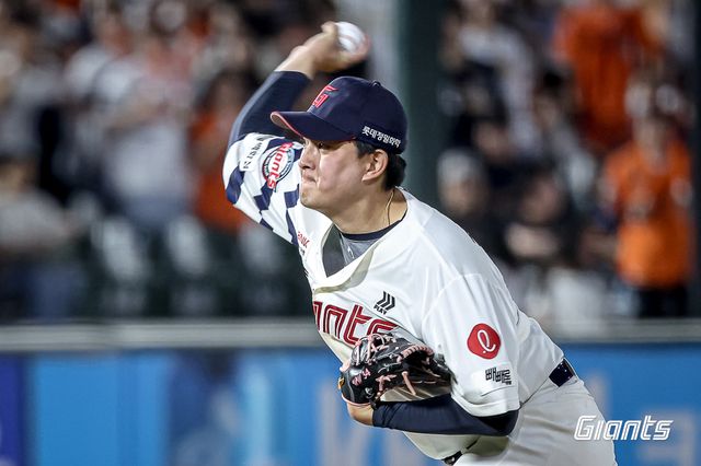 롯데 자이언츠 마무리투수 김원중이 지난 19일 한화 이글스전에 구원 등판해 역투하고 있다. 롯데 자이언츠