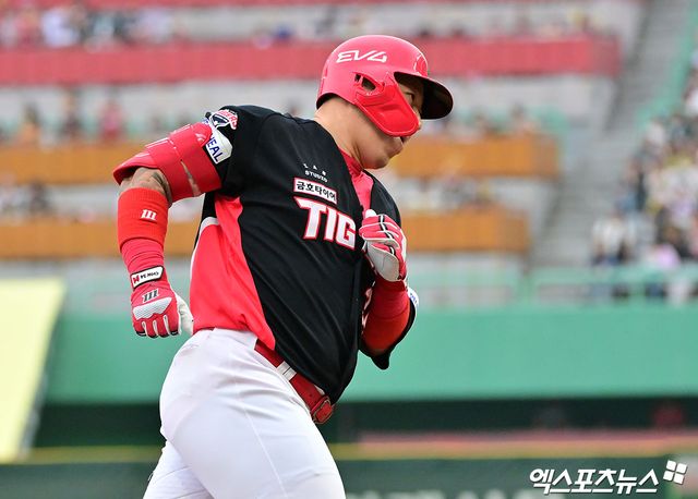 21일 오후 인천SSG랜더스필드에서 열린 '2025 신한 SOL Bank KBO리그' KIA 타이거즈와 SSG 랜더스의 경기, 5회초 2사 1,2루 KIA 최형우가 스리런 홈런을 날린 후 그라운드를 돌고 있다. 인천, 김한준 기자