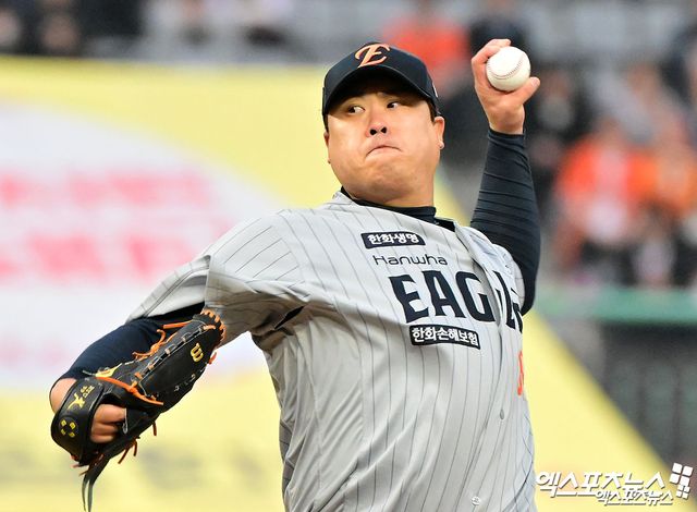 17일 오후 인천SSG랜더스필드에서 열린 '2025 신한 SOL Bank KBO리그' 한화 이글스와 SSG 랜더스의 경기, 1회말 한화 선발투수 류현진이 공을 힘차게 던지고 있다. 엑스포츠뉴스DB