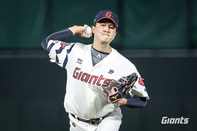 롯데 자이언츠 마무리투수 김원중이 지난 18일 한화 이글스전에 구원 등판해 역투하고 있다. 롯데 자이언츠