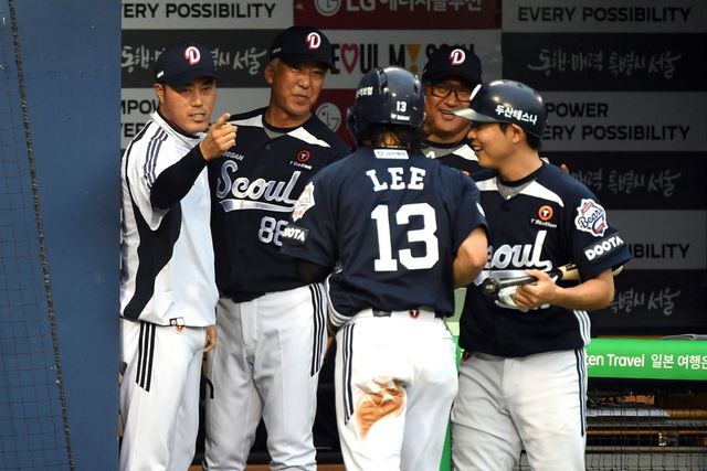 조성환 감독 대행이 이끄는 두산 베어스가 21일 서울 잠실야구장에서 열린 2025 신한 SOL Bank KBO리그 LG 트윈스와의 팀 간 7차전에서 6-5로 이겼다. 2경기 연속 역전승을 따내면서 분위기 반전에 성공했다. 사진 두산 베어스