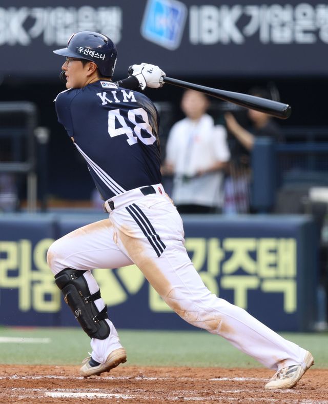 두산 베어스 타자 김동준이 21일 서울 잠실야구장에서 열린 2025 신한 SOL Bank KBO리그 LG 트윈스와의 팀 간 7차전에서 1회초 선제 1타점 적시타를 기록했다. 사진 두산 베어스