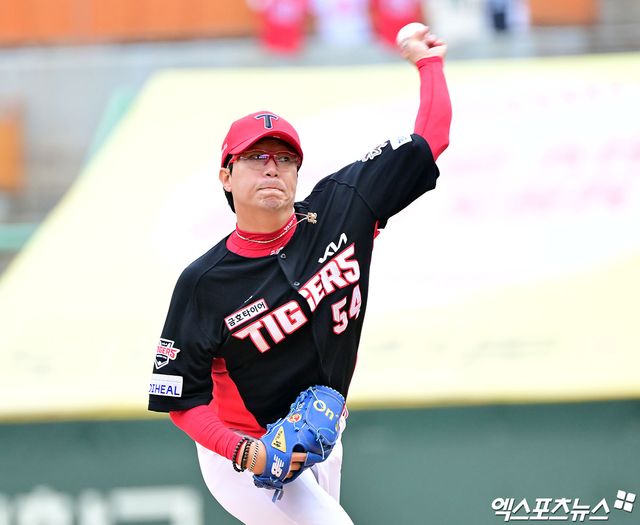 21일 오후 인천SSG랜더스필드에서 열린 '2025 신한 SOL Bank KBO리그' KIA 타이거즈와 SSG 랜더스의 경기, 1회말 KIA 선발투수 양현종이 공을 힘차게 던지고 있다. 인천, 김한준 기자
