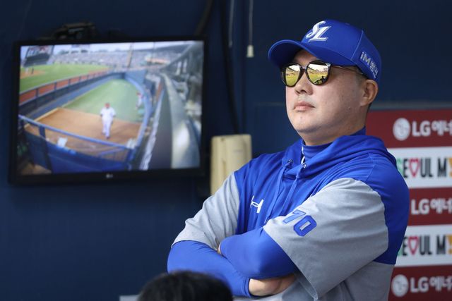 삼성 라이온즈 박진만 감독이 올해 정규시즌 경기 중 그라운드를 바라보고 있다. 박진만 감독은 21일 부산 사직야구장에서 롯데 자이언츠와의 경기를 앞두고 하루 전 게임에서 발생한 여러 상황에 관해 작심 발언을 했다. 삼성 라이온즈