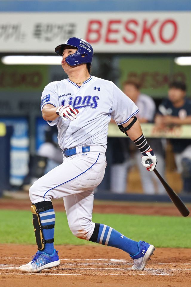 삼성 라이온즈 포수 강민호가 올해 정규시즌 경기에 출전해 타격하고 있다. 삼성 라이온즈