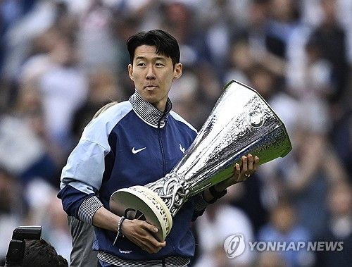 손흥민 사우디아라비아 3개 구단에서 총 급여 1745억원에 달하는 거액의 제안의 받은 것으로 알려졌다. 토트넘 역시 손흥민과의 결별 수순을 밟고 있으며 손흥민의 현 소속팀 마지막 모습은 유로파리그 우승 세리머니였다는 게 영국의 토트넘 매체 견해다. 연합뉴스