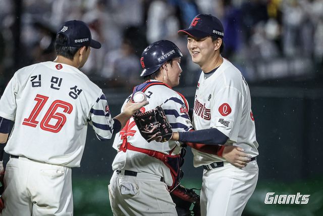오른쪽에 선 롯데 자이언츠 마무리투수 김원중이 지난 20일 삼성 라이온즈전에 구원 등판해 승리를 지킨 뒤 동료들과 세리머니하고 있다. 김원중은 이날 삼성전에서 세이브를 추가하며 3년 연속 20세이브를 달성했다. 롯데 자이언츠