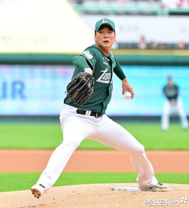21일 오후 인천SSG랜더스필드에서 열린 '2025 신한 SOL Bank KBO리그' KIA 타이거즈와 SSG 랜더스의 경기, 1회초 SSG 선발투수 김광현이 공을 힘차게 던지고 있다. 인천, 김한준 기자
