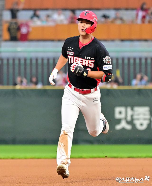 21일 오후 인천SSG랜더스필드에서 열린 '2025 신한 SOL Bank KBO리그' KIA 타이거즈와 SSG 랜더스의 경기, 8회초 KIA 박민이 솔로 홈런을 날린 후 그라운드를 돌고 있다. 인천, 김한준 기자