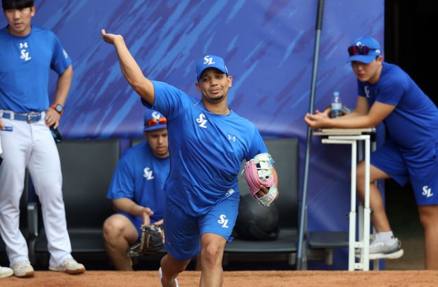 삼성 라이온즈 새 외국인 투수 헤르손 가라비토가 지난 19일 삼성 선수단에 합류해 투구 훈련에 임하고 있다. 삼성 라이온즈