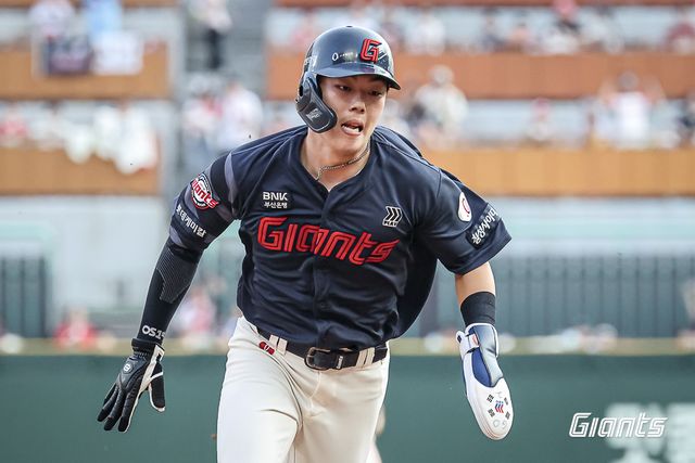 롯데 자이언츠 고승민이 올해 정규시즌 경기에 출전해 전력 질주하고 있다. 롯데 자이언츠