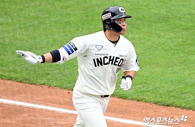 21일 오후 인천SSG랜더스필드에서 열린 '2024 신한 SOL Bank KBO리그' LG 트윈스와 SSG 랜더스의 더블헤더 1차전 경기, 3회말 무사 1루 SSG 한유섬이 투런 홈런을 날린 후 그라운드를 돌고 있다. 엑스포츠뉴스 DB