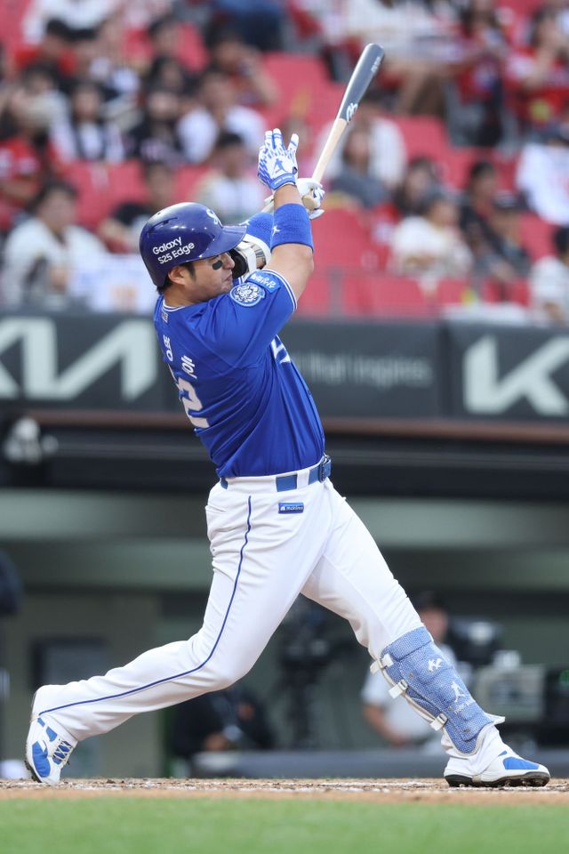 삼성 라이온즈 박병호가 올해 정규시즌 경기에서 타격하고 있다. 삼성 라이온즈