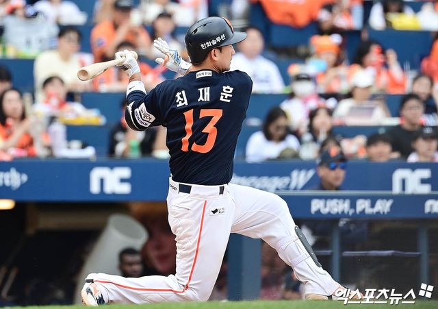 31일 오후 경상남도 창원NC파크에서 열린 '2025 신한 SOL Bank KBO리그' 한화 이글스와 NC 다이노스의 경기, 9회초 2사 2루 한화 최재훈이 1타점 적시 2루타를 때려내고 있다. 엑스포츠뉴스DB