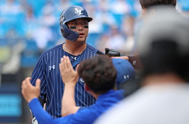 삼성 라이온즈 포수 김재성이 올해 경기에 출전해 득점 후 축하 받고 있다. 삼성 라이온즈