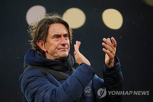 축구 전문 매체 토크스포츠의 벤 제이콥스 기자는 독일 분데스리가 클럽이자 손흥민(토트넘 홋스퍼)의 친정팀인 바이엘 레버쿠젠이 손흥민을 다시 데려오길 원한다고 주장했다. 그는 아직 레버쿠젠의 공식 제안은 없지만 내부적으로는 이미 협의가 시작됐다고 밝혔다. 만약 손흥민이 토트넘을 떠나 레버쿠젠으로 향한다면 2015년 클럽을 떠난 이후 10년 만에 친정팀으로 복귀하게 된다. 또 레버쿠젠 신임 사령탑 에릭 텐 하흐 감독 밑에서 시즌을 보내게 된다. 연합뉴스