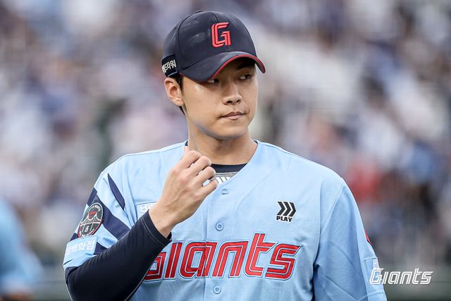 롯데 자이언츠 홍민기가 22일 부산 사직야구장에서 열린 삼성 라이온즈와의 홈경기에서 이닝을 막아낸 뒤 더그아웃으로 향하고 있다. 롯데 자이언츠