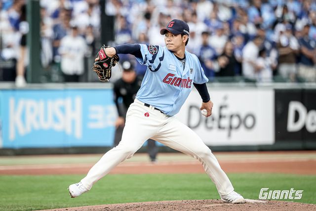 롯데 자이언츠 홍민기가 22일 부산 사직야구장에서 열린 삼성 라이온즈와의 홈경기에 구원 등판해 역투하고 있다. 롯데 자이언츠