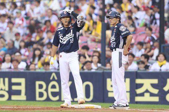 두산 베어스 이유찬이 부상 복귀 뒤 1군 9경기 연속 안타 행진으로 다시 주전 유격수 자리를 꿰찼다. 조성환 감독대행은 이유찬이 향후 국가대표 유격수로 발탁될 수 있을 재목이라고 극찬했다. 두산 베어스