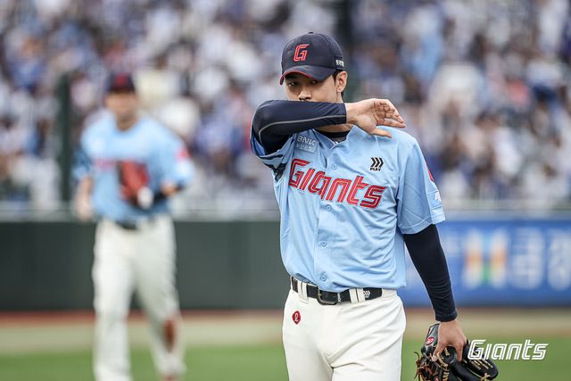롯데 자이언츠 홍민기가 22일 부산 사직야구장에서 열린 삼성 라이온즈와의 홈경기에서 이닝을 막아낸 뒤 더그아웃으로 향하고 있다. 롯데 자이언츠