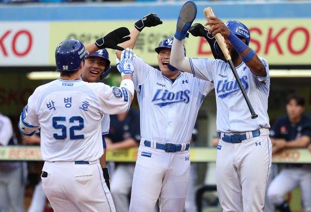 삼성 라이온즈 박병호가 올해 정규시즌 경기에서 홈런을 친 뒤 축하 받고 있다. 삼성 라이온즈