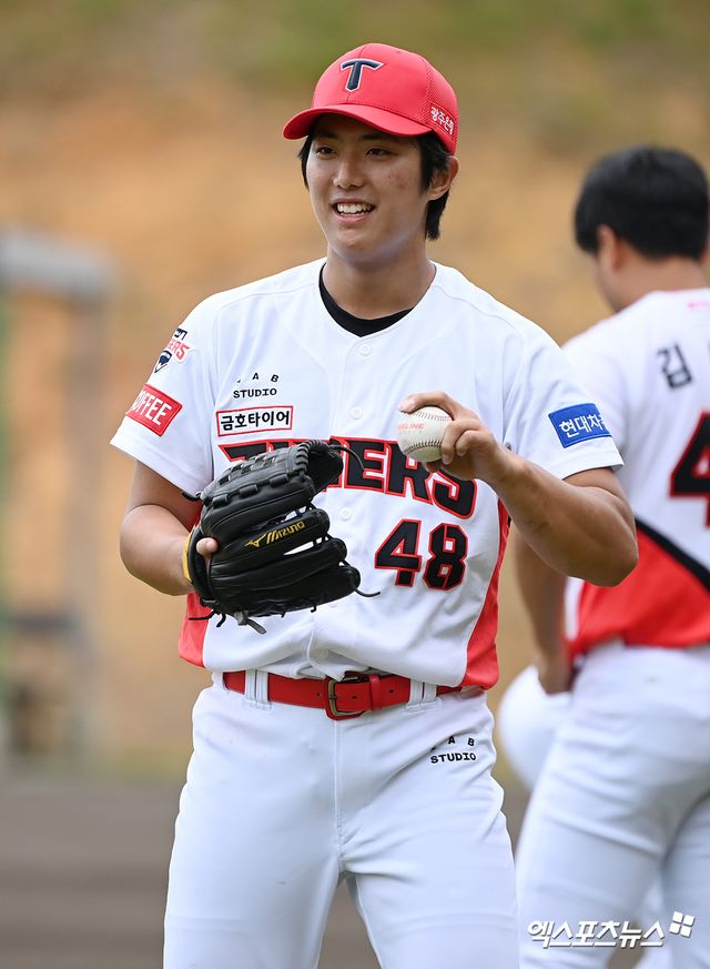 KIA 타이거즈 이의리가 22일 함평-KIA챌린저스필드에서 열린 2025 메디힐 KBO 퓨처스리그 두산 베어스와의 홈경기에 선발 등판해 2이닝 2피안타 4탈삼진 1사사구 1실점(비자책)을 기록했다. 39구를 던졌으며, 최고구속 151km/h를 나타냈다. 이의리의 투구 내용에 관해 보고를 받은 이범호 KIA 감독은 순조로운 복귀 준비에 만족감을 나타냈다. 엑스포츠뉴스 DB