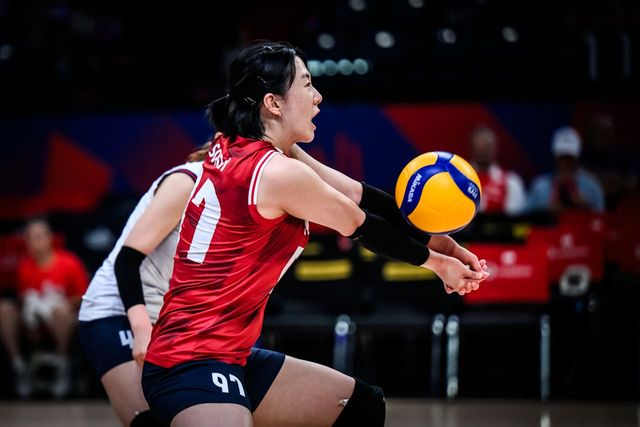 22일 튀르키예 이스탄불에서 열린 2025 국제배구연맹(FIVB) 발리볼네이션스리그(VNL) 2주 차 도미니카공화국과 한국의 경기, 한국이 세트스코어 2:3으로 패배하면서 3연패에 빠졌다. 한국 강소휘가 공을 받아내고 있다. FIVB 공식 홈페이지