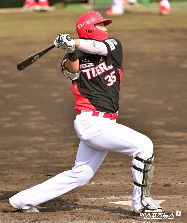 22일 오후 인천SSG랜더스필드에서 열린 '2025 신한 SOL Bank KBO리그' KIA 타이거즈와 SSG 랜더스의 경기, KIA가 5:4로 승리하면서 시즌 첫 6연승을 달성했다. 김석환은 8회초 1사 1루에서 대타로 나와 투런포를 날리며 팀 승리에 힘을 보탰다. 엑스포츠뉴스 DB
