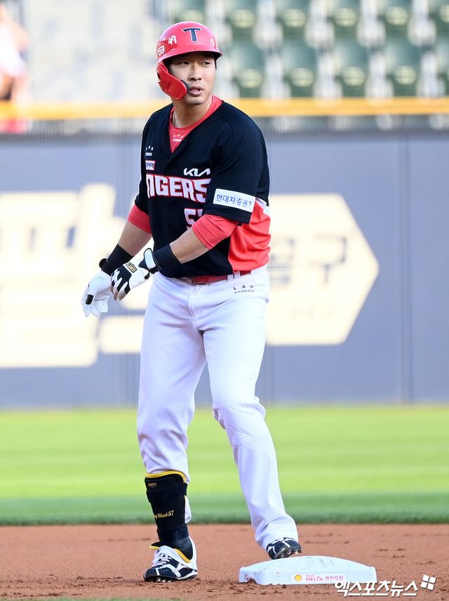 9일 오후 서울 송파구 잠실야구장에서 열린 '2023 신한은행 SOL KBO리그' KIA 타이거즈와 두산 베어스의 경기, 1회초 무사 3루 KIA 고종욱이 1타점 2루타를 날린 후 타임을 요청하고 있다. 엑스포츠뉴스 DB