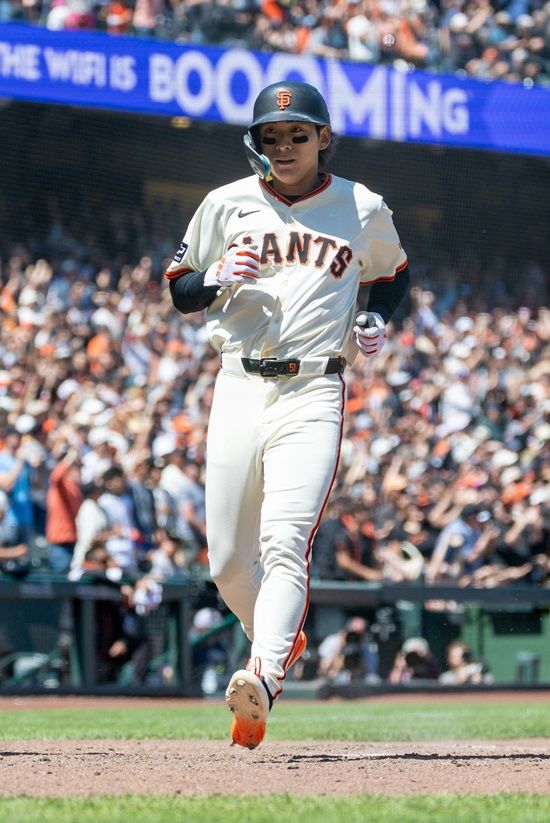 미국 메이저리그 샌프란시스코 자이언츠의 이정후가 22일(한국시간) 미국 캘리포니아주 샌프란시스코의 오라클파크에서 열린 2025 메이저리그 보스턴 레드삭스와의 홈 경기에서 선발 라인업 제외에 이어 휴식을 취했다. 사진 연합뉴스