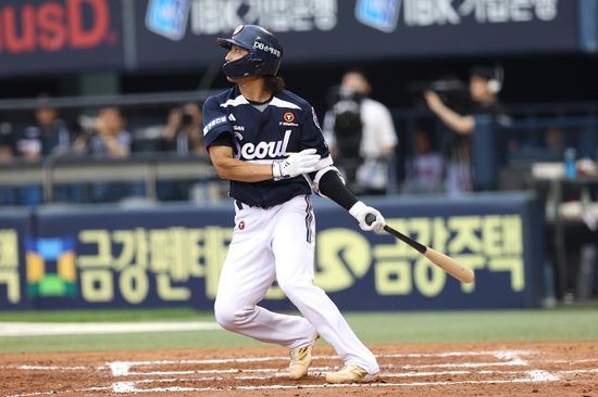 두산 베어스 이유찬이 부상 복귀 뒤 1군 9경기 연속 안타 행진으로 다시 주전 유격수 자리를 꿰찼다. 조성환 감독대행은 이유찬이 향후 국가대표 유격수로 발탁될 수 있을 재목이라고 극찬했다. 두산 베어스