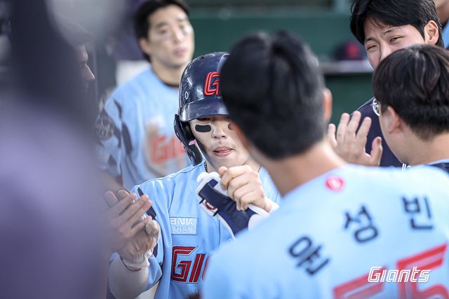 롯데 자이언츠 고승민이 22일 부산 사직야구장에서 열린 삼성 라이온즈와의 홈경기에서 득점 후 동료들과 하이파이브하고 있다. 롯데 자이언츠