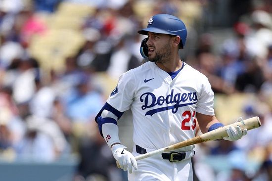 올 시즌을 앞두고 1년 1,700만 달러 FA 계약을 통해 LA 다저스에 합류한 마이클 콘포토는 67경기 타율 0.163(208타수 34안타) 4홈런 13타점 OPS 0.582로 기대에 미치지 못하고 있다. 최근 2경기에서도 6타수 무안타로 연일 침묵했다. 연합뉴스