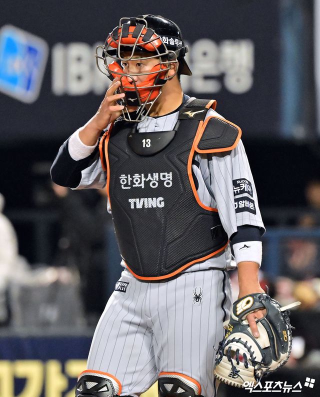 25일 오후 서울 송파구 잠실야구장에서 열린 '2025 신한 SOL Bank KBO리그' 한화 이글스와 LG 트윈스의 경기, 4회말 1사 2루 한화 최재훈이 LG 송찬의의 3루 도루를 저지하고 있다. 엑스포츠뉴스DB